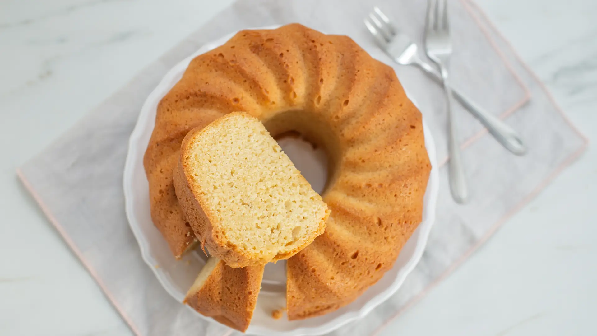 Fetta del soffice ciambellone al limone