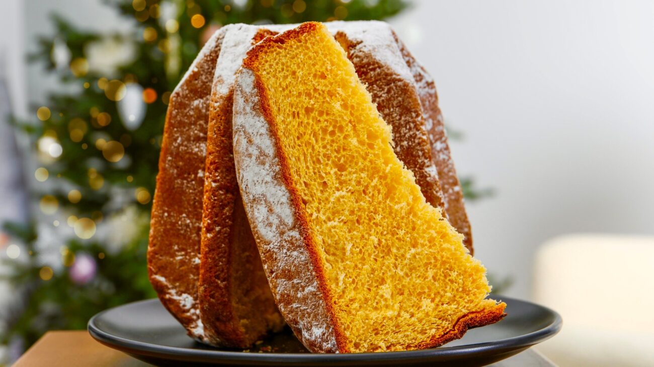 Fetta di pandoro preparato con lievio madre