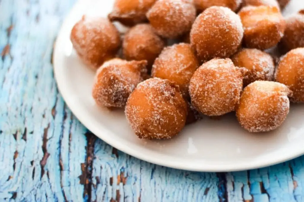 Bignè fritti cosparsi di zucchero