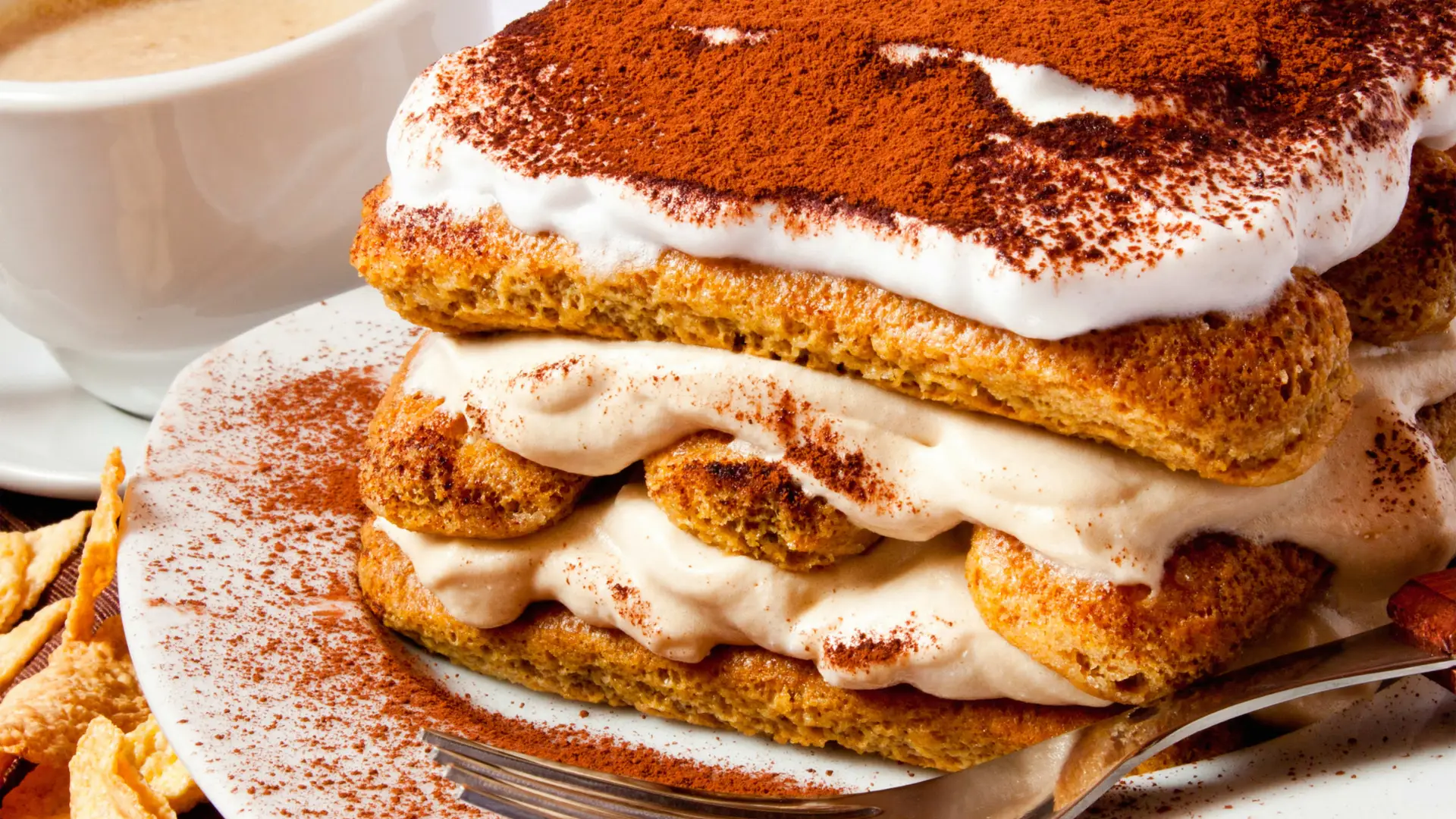 Tiramisù senza uova spolverato con cacao