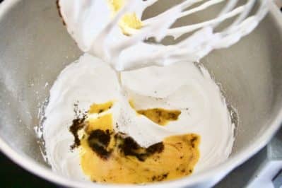 Imamgine della meringa per la torta di mele su biancolievito