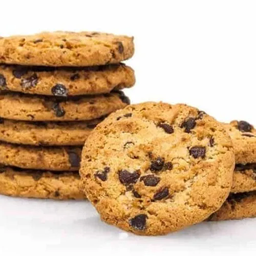 cookies a base di pasta frolla con scaglie di cioccolato