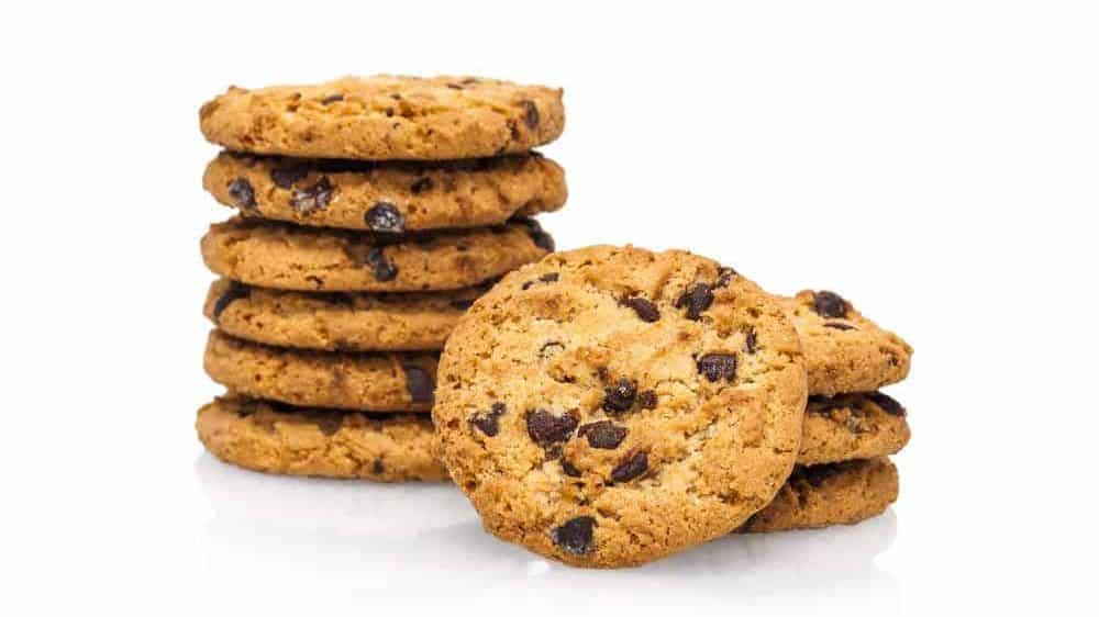 cookies a base di pasta frolla con scaglie di cioccolato