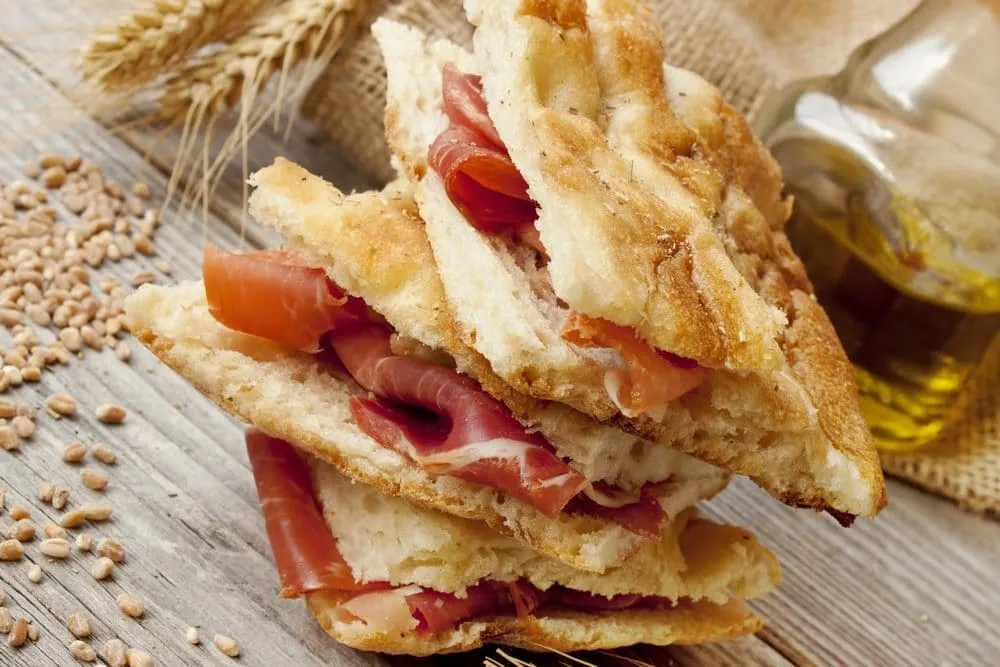 schiacciata farcita di salumi