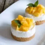 Mousse alla frutta sopra mini pasticcini di frolla