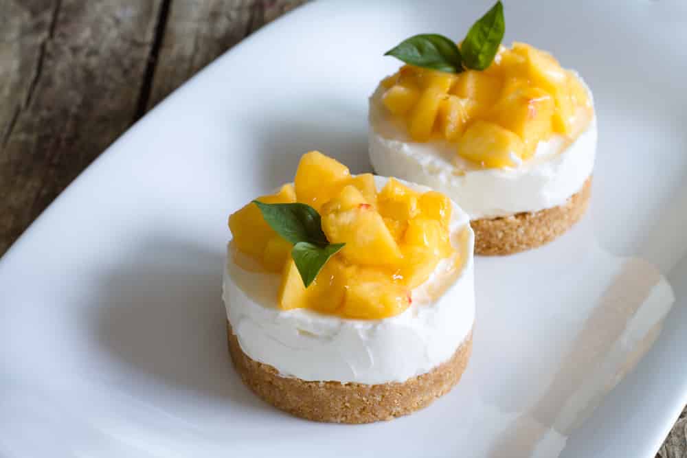 Mousse alla frutta sopra mini pasticcini di frolla
