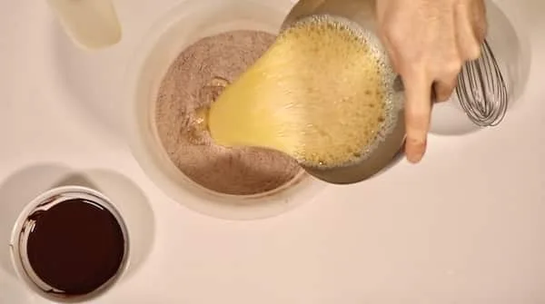 Immagine preparazione cake cioccolato e amarene biancolievito 3