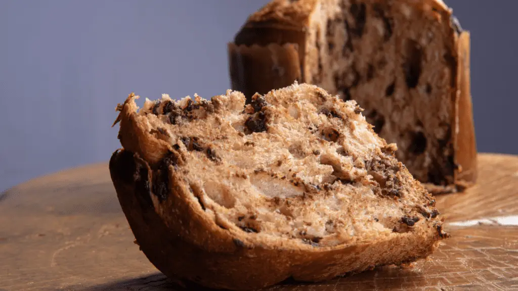 Panettone al cioccolato e arancia candita preparato con lievito madre