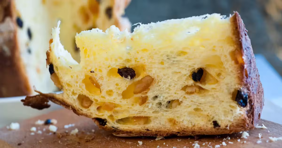 Immagine di una fetta di panettone artigianale su biancolievito. It