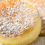 Pancakes giapponesi soufflé alti e soffici, dorati e spolverati con zucchero a velo