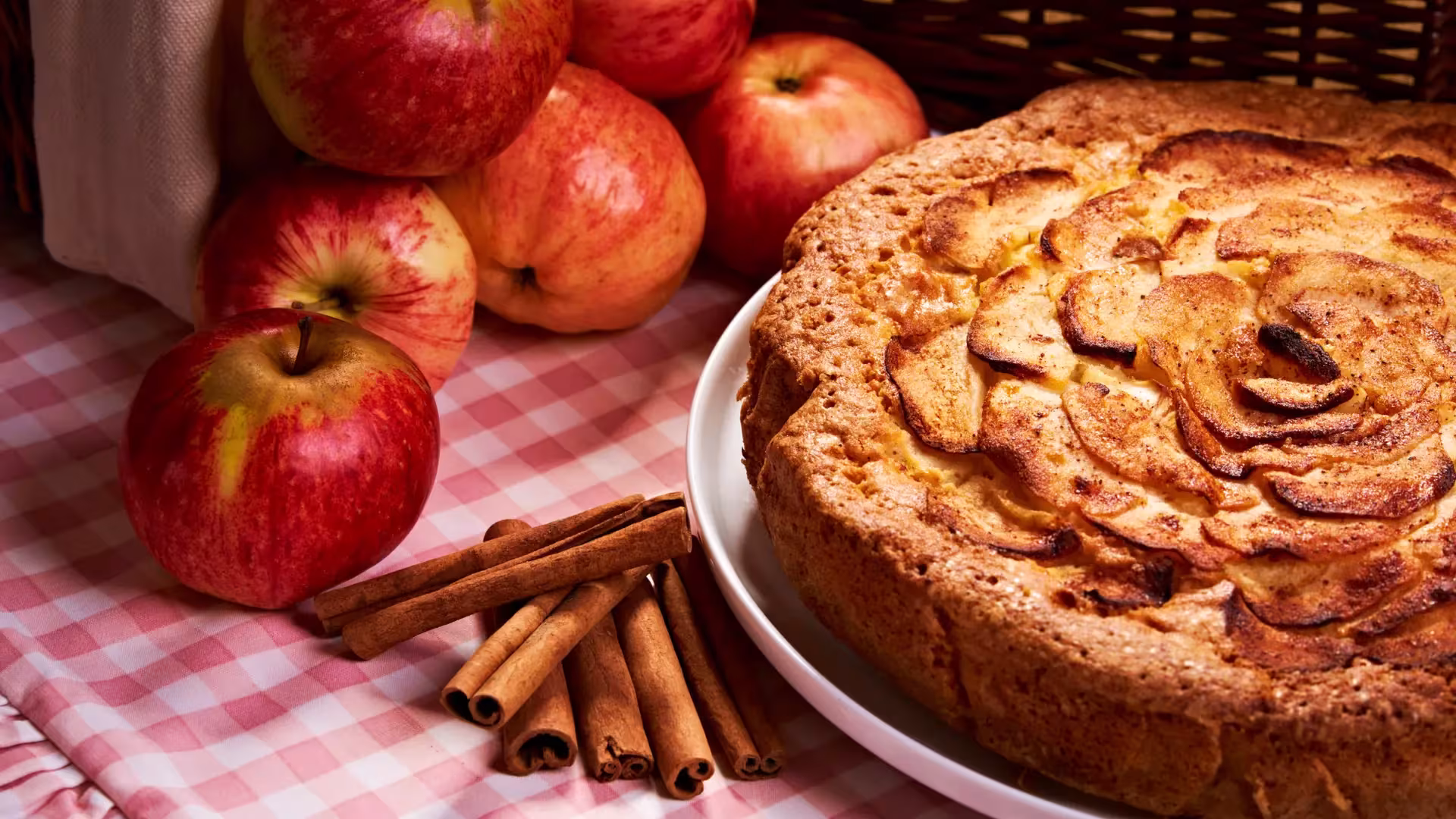 Soffice torta di mele aromatizzata alla cannella