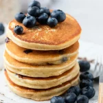 Soffici pancakes americani serviti con mirtilli