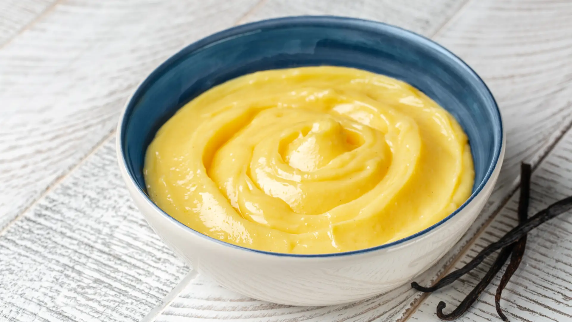Crema pasticcera liscia e senza grumi preparata con vaniglia
