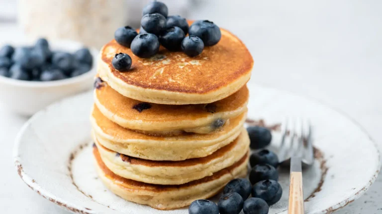 soffici pancakes americani serviti con mirtilli
