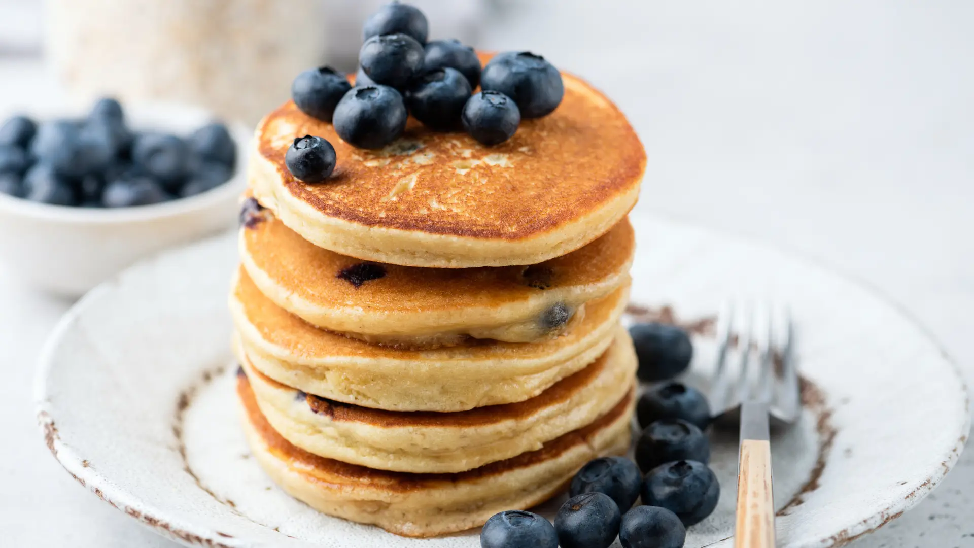 Soffici pancakes americani serviti con mirtilli