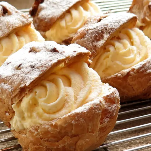 croccanti bignè ripieni di crema chantilly