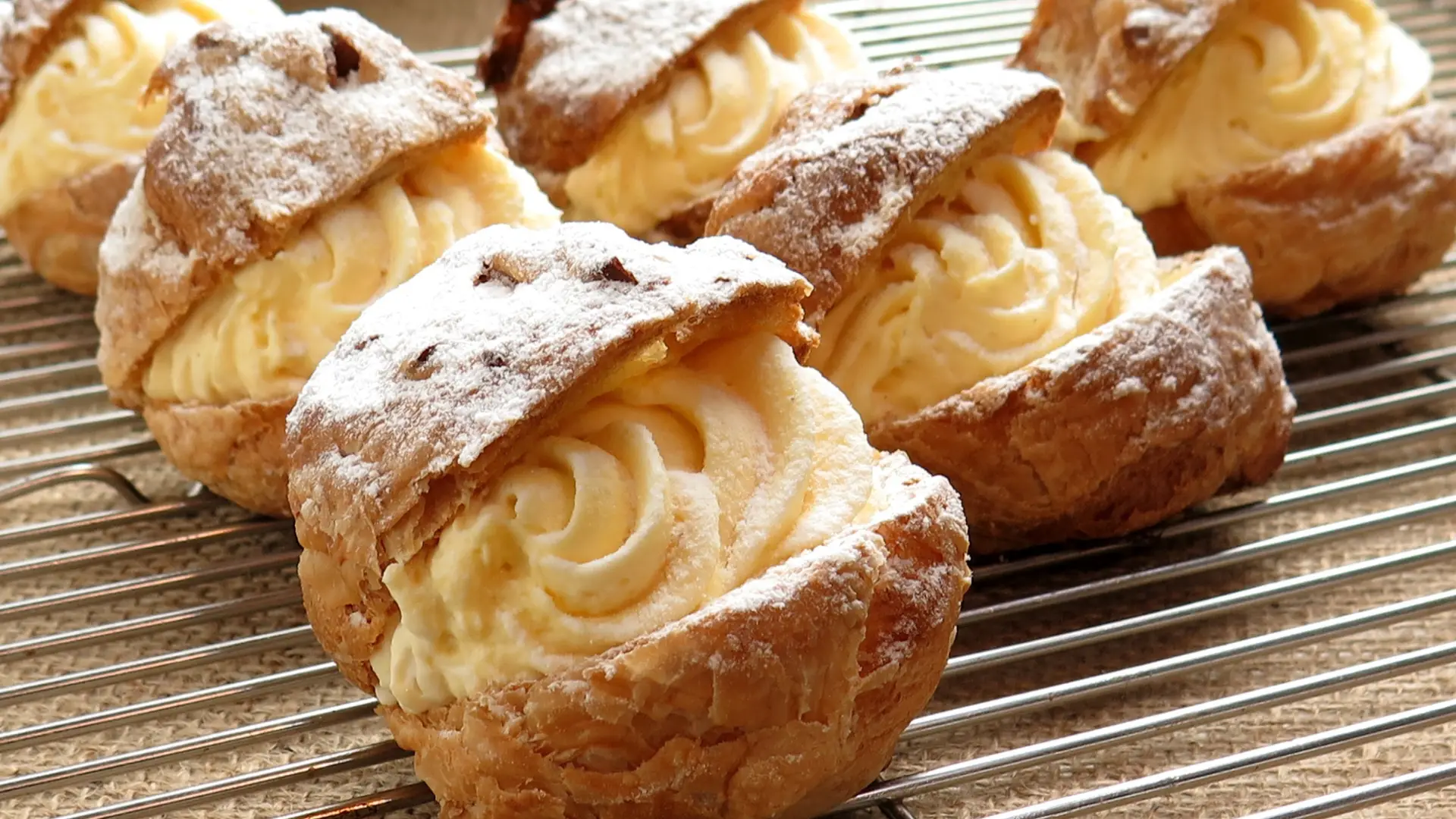 Croccanti bignè ripieni di crema chantilly