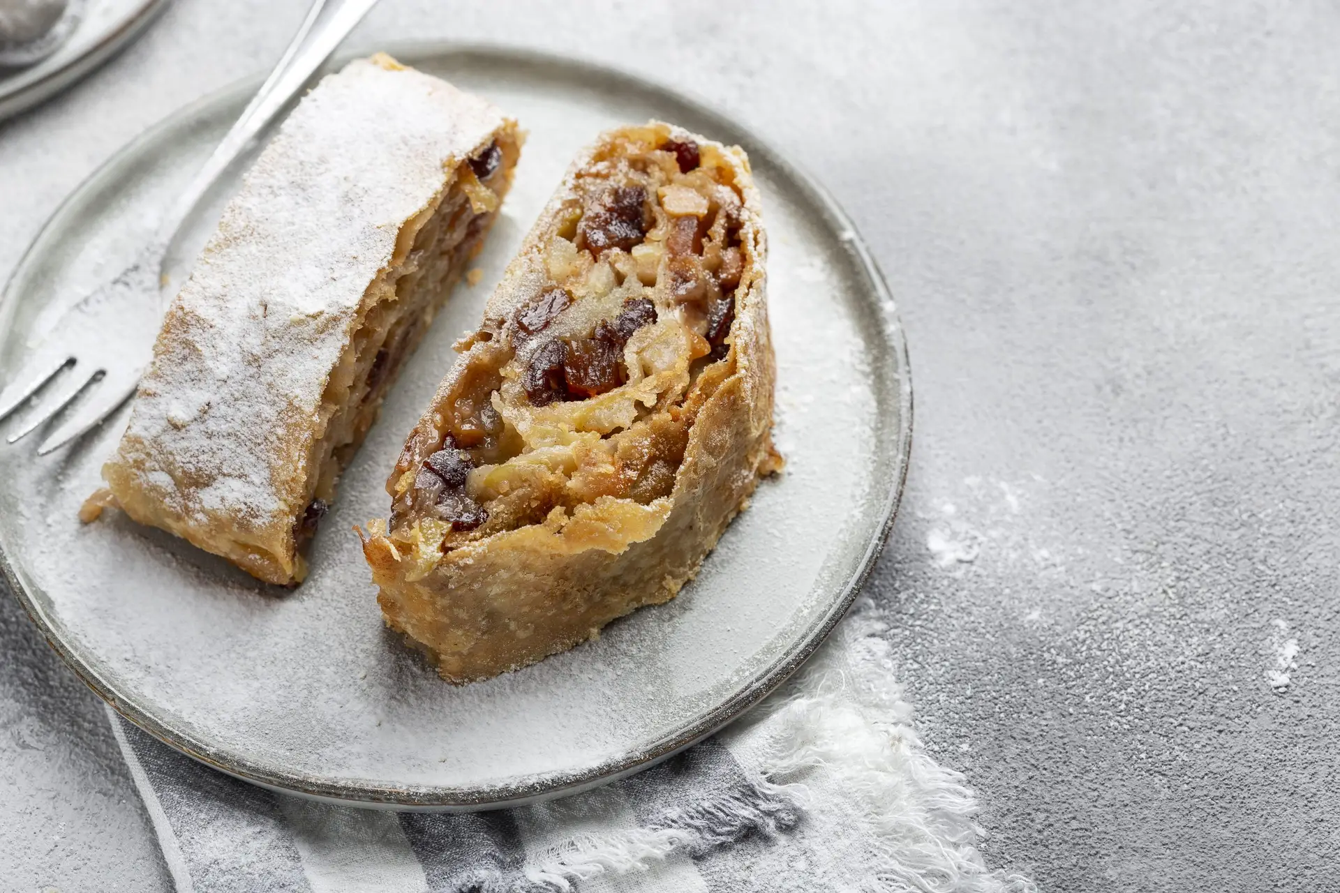 invitante fettina di strudel di mele fatto in casa