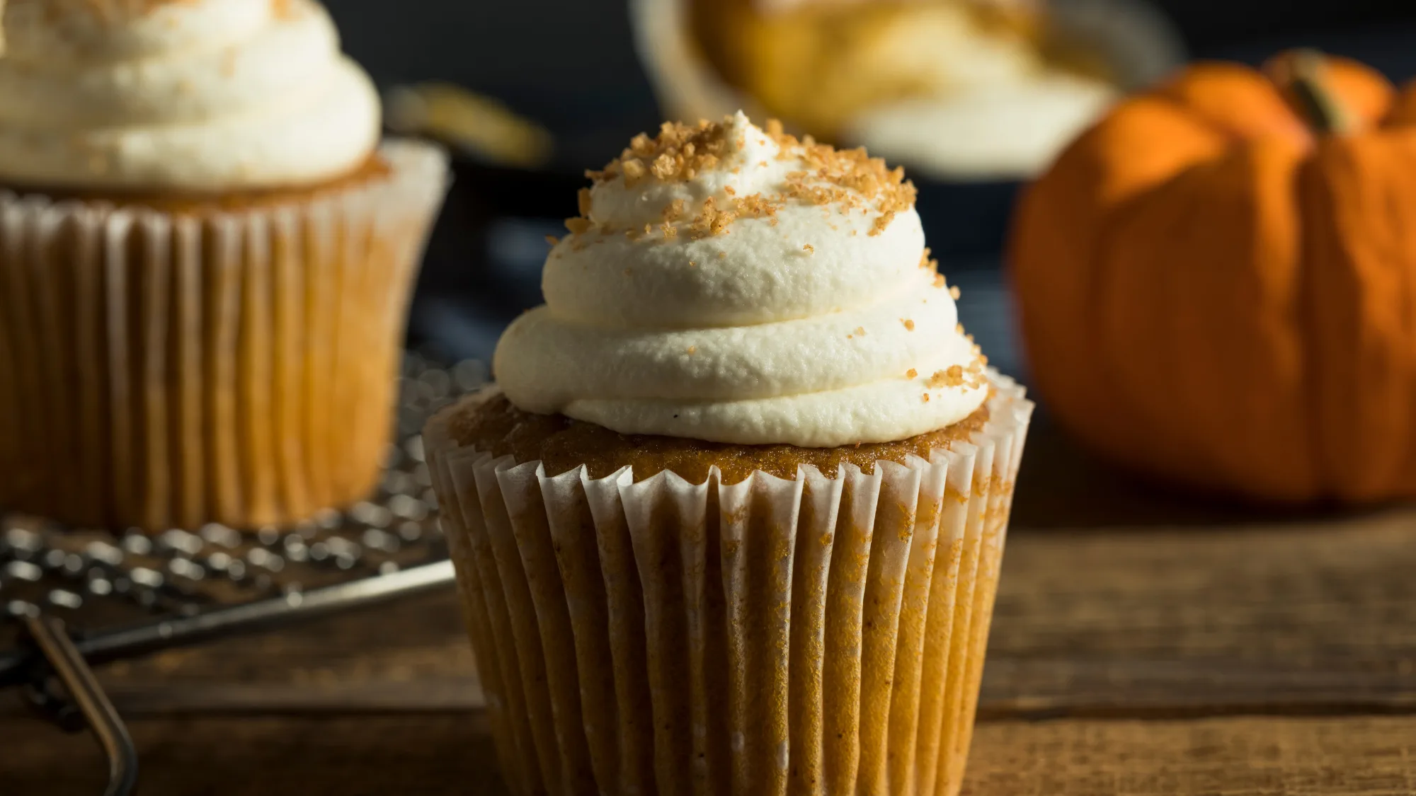 cupcake alla zucca decorati con una soffice glassa