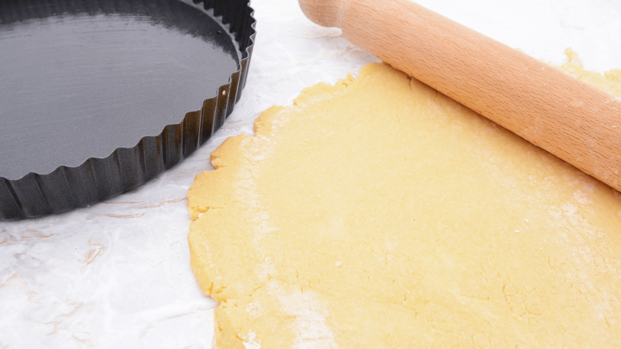 Pasta frolla per crostate e biscotti pronta per essere cotta