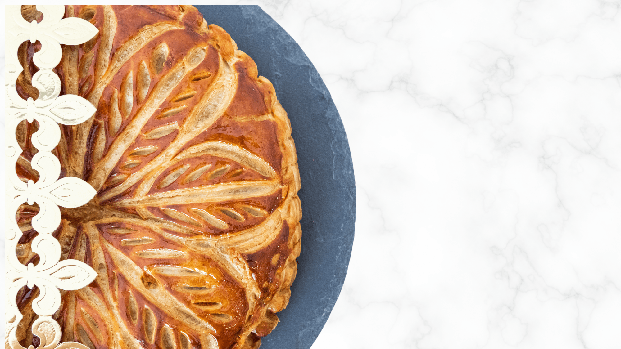 Galette des rois al frangipane servita su un piatto da portata