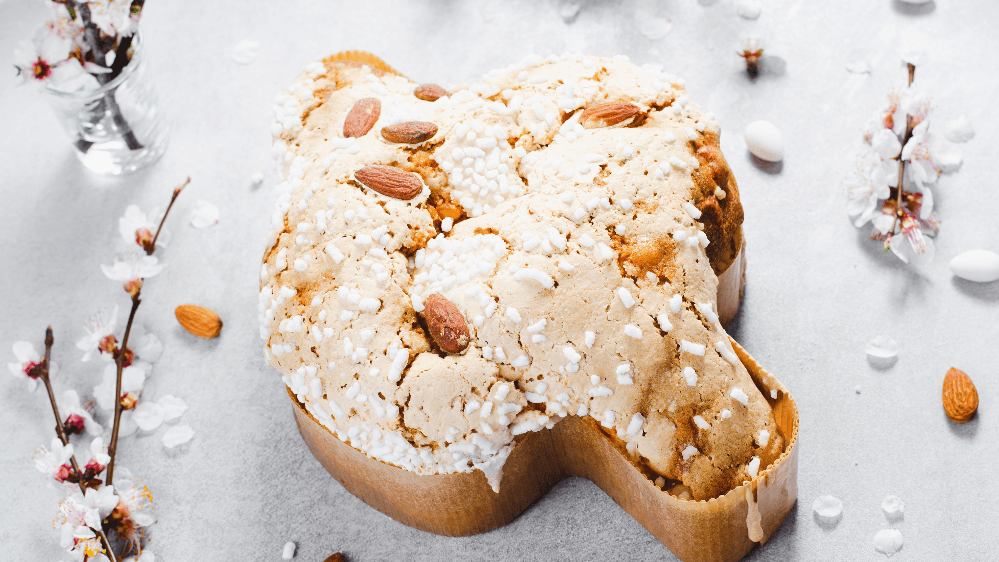 Immagine della colomba pasquale su piano di marmo