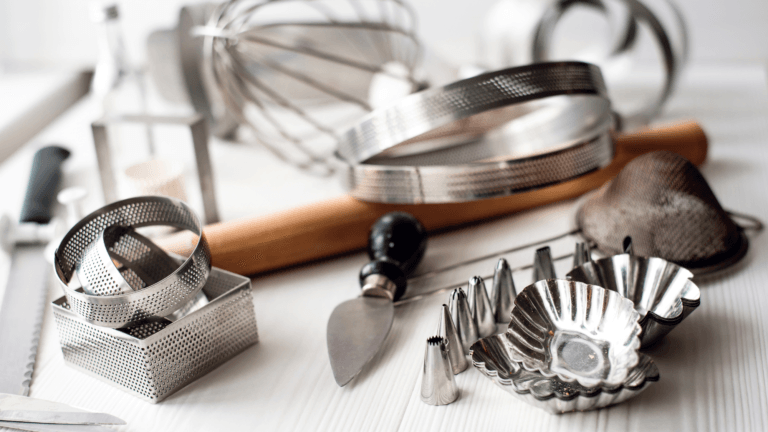 utensili di pasticceria su una banco